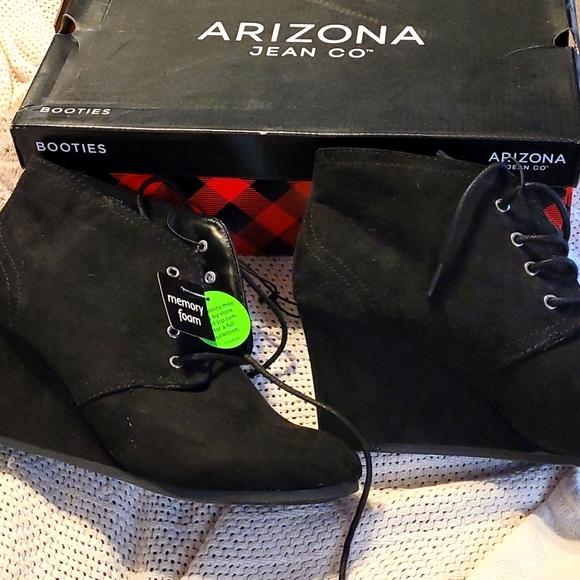 Arizona Jean Co. Booties - Picture 2 of 7